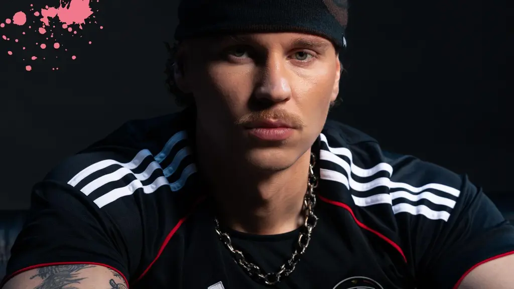 Costi-nimisen artistin promokuva.