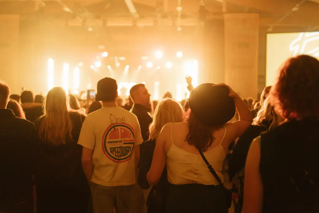 Yleisöä Sun Pampas festareilla Ylivieskan jäähallissa 2025.