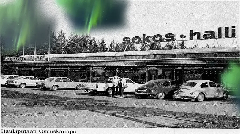 Autoja Sokos-halli myymälän edessä