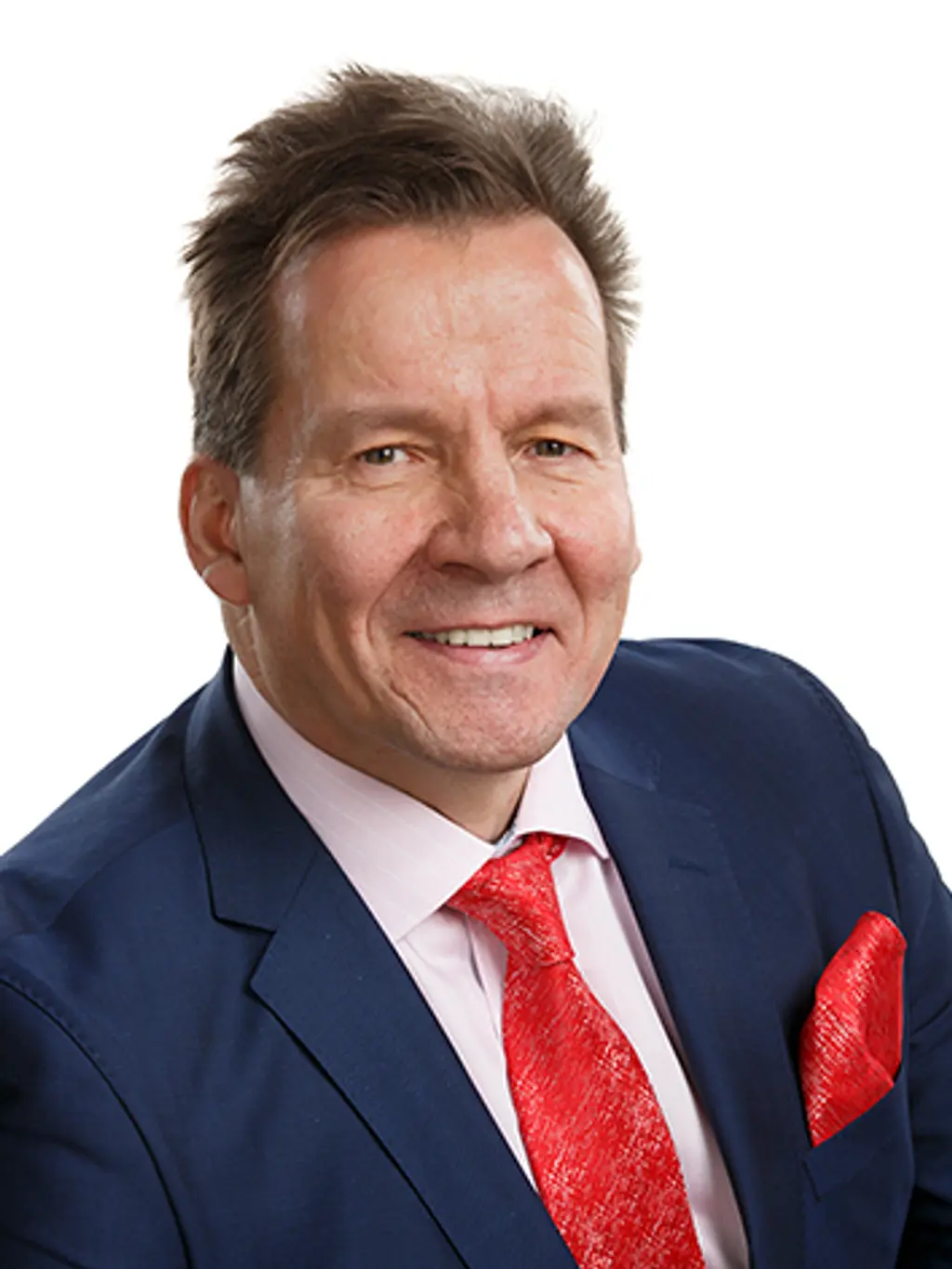 Mies katsoo kameraan hymyillen