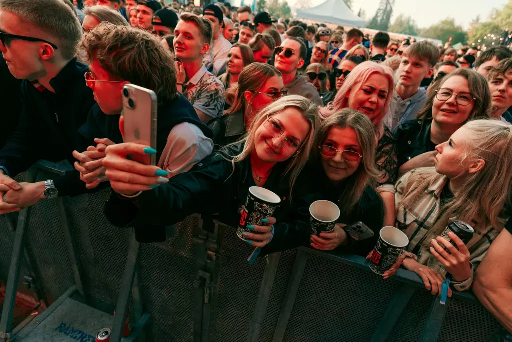Yleisössä kaksi katsojaa ottaa selfietä.
