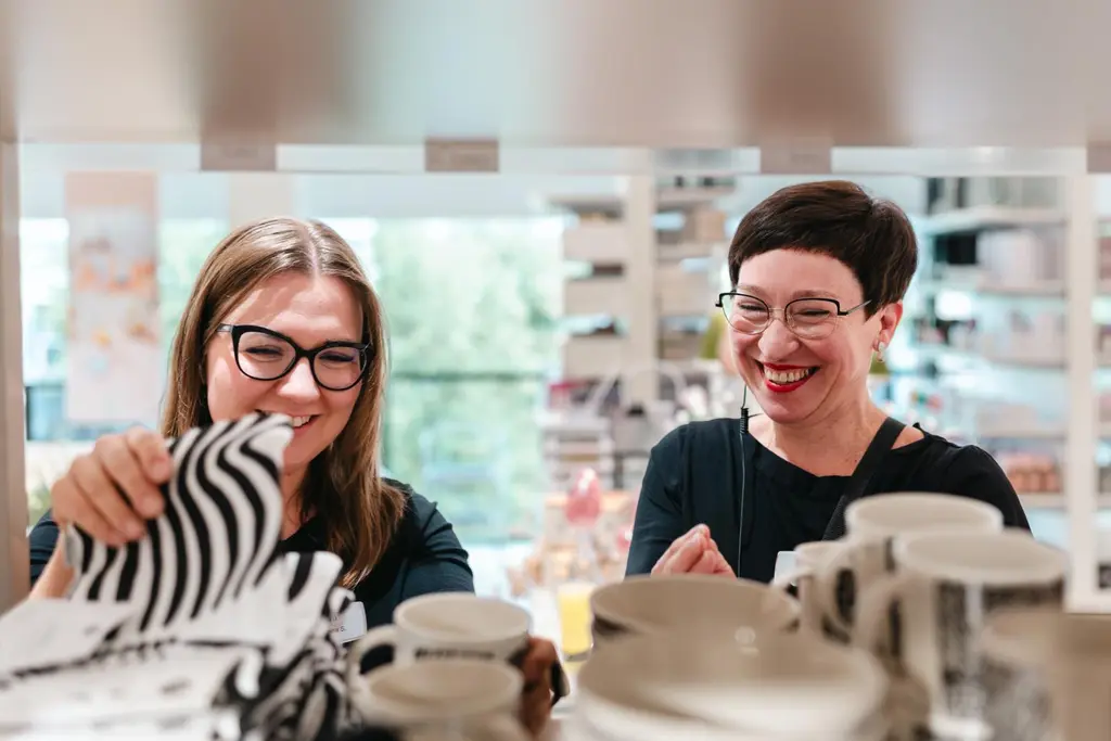 Kaksi Sokoksen työntekijää kodin osastolla.