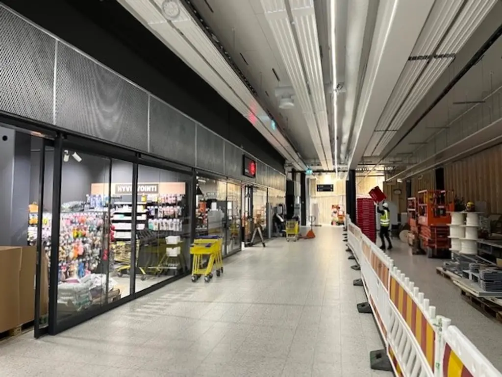 Lähes valmis Prismakeskuksen kauppakäytävä. Liiketiloja valmistellaan käyttöön.