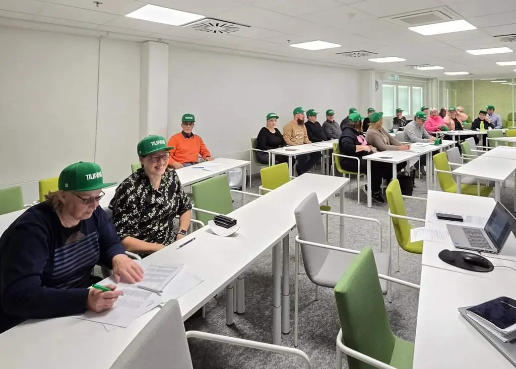 Osuuskauppa Keulan edustajisto kokouksessa Keulan konttorilla