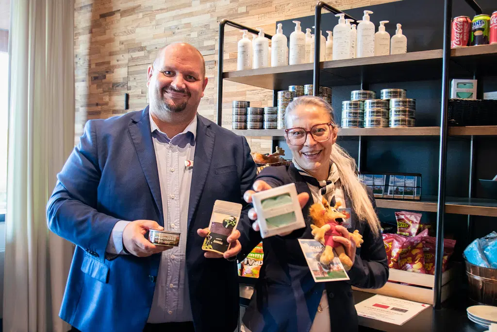 Original Sokos Hotel Kimmelin hotellinjohtaja Pasi Ripatti ja Original Sokos Hotel Vaakuna Joensuun hotellinjohtaja Outi Pohjoranta.