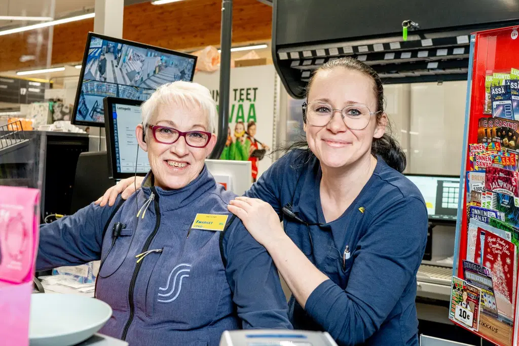 Kaksi naista töissä S-marketin kassalla