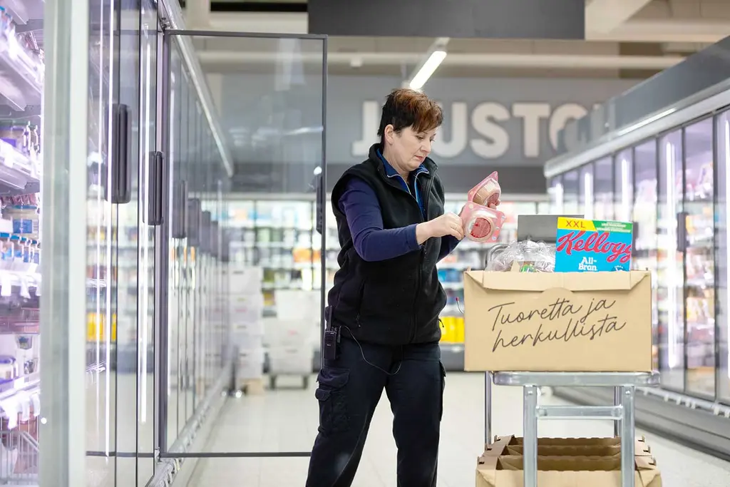Ruoan keräilyä S-marketissa