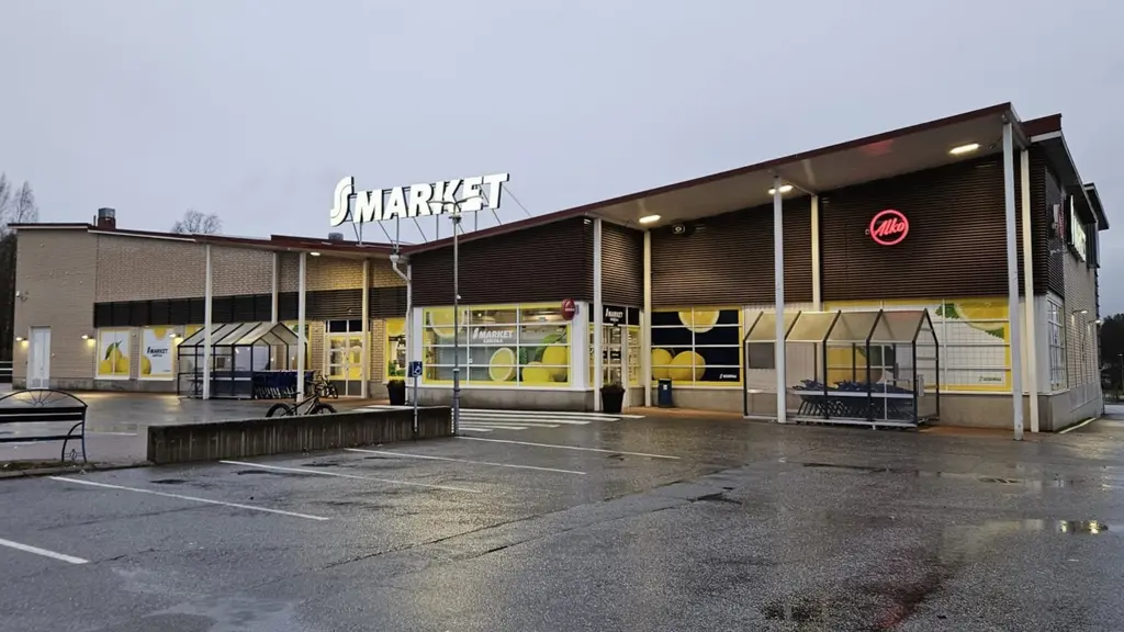 S-market Karstulan julkisivu kuvattuna 27.10.2025