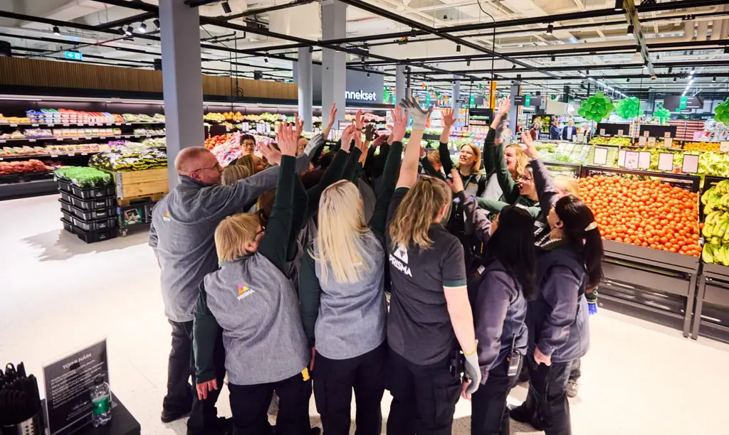 Prisma-työryhmä juhlistaa Orimattilan Prisman avautumista.