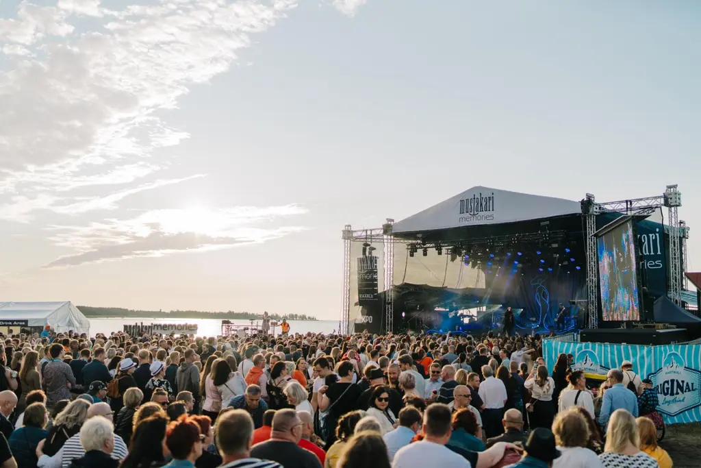 Tunnelmakuva Mustakari Memories -festareilta, jossa yleisö kuuntelee artistin esiintymistä.