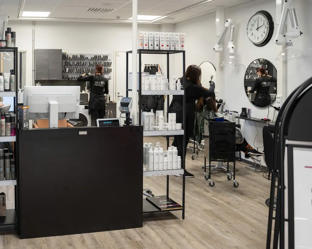 Hiuspalvelu Jokelan parturikampaamosali.