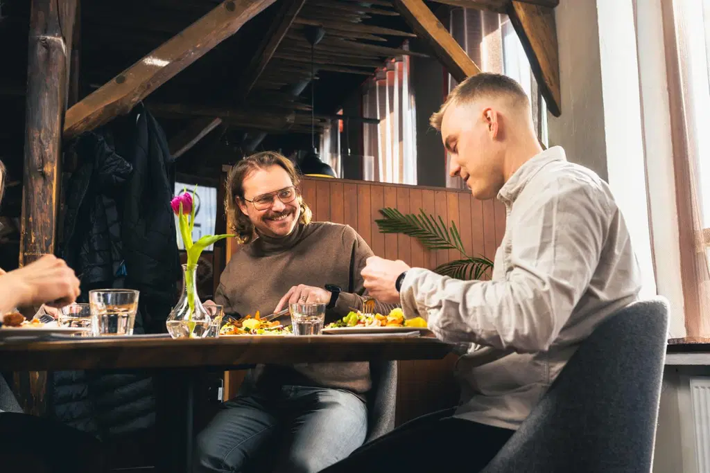 Perhe viettämässä isänpäivää ravintola Torerossa herkullisen ruuan kera.
