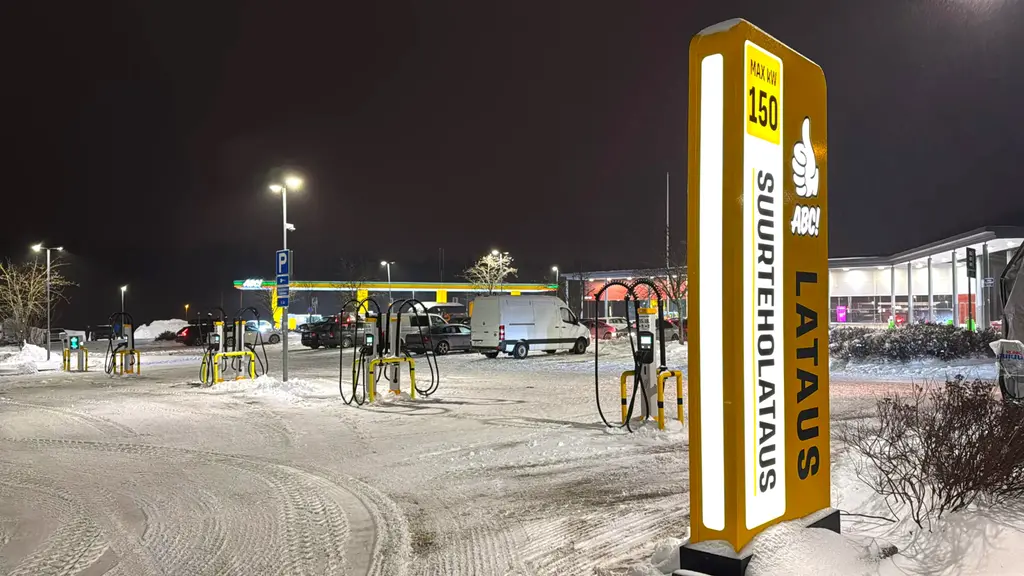 ABC Vaajakoskelle on avattu suurteholatausasema.