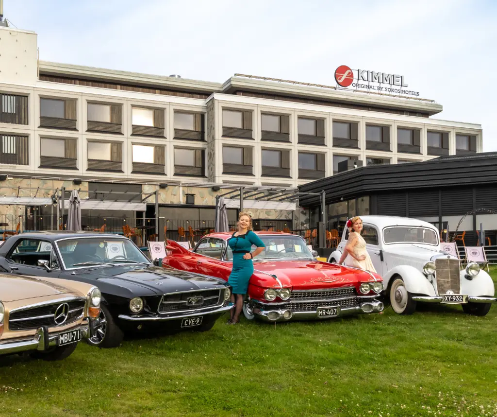 Joe Vintage -tapahtuman autoja Original Sokos Hotel Kimmelin edessä