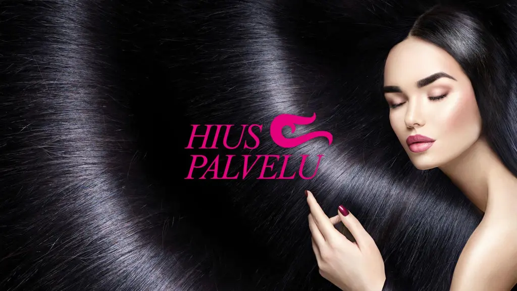 Nainen pitkillä mustilla hiuksilla.