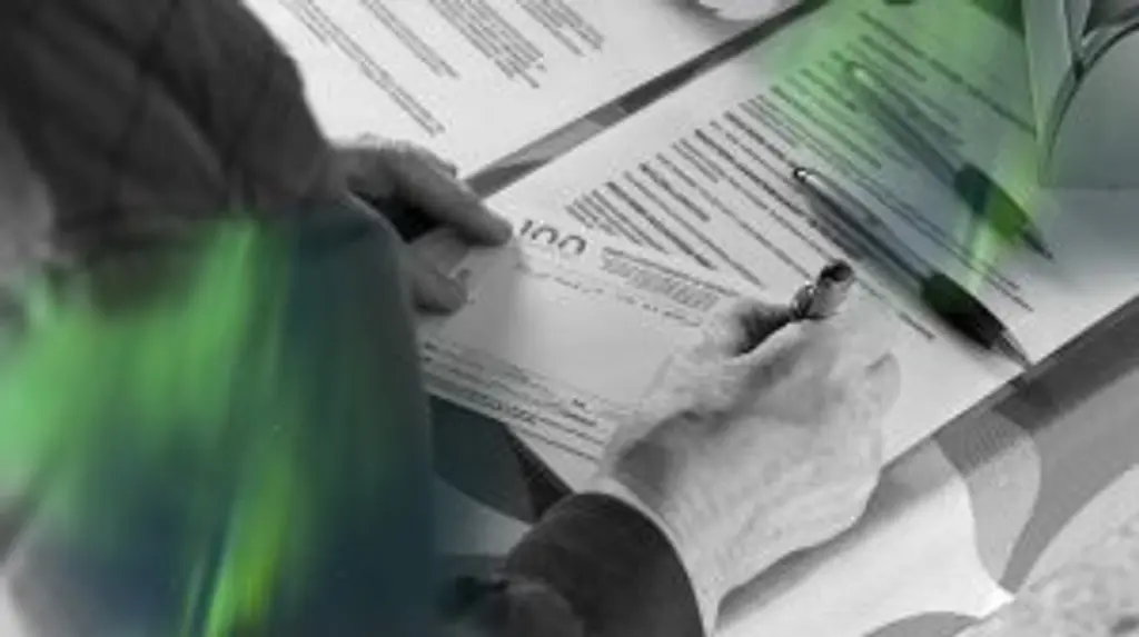 Käsi kirjoittamassa arvontalipukkeeseen vastauksia