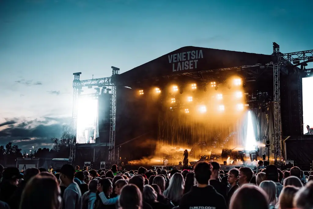 Mirella esiintymässä Venetsialaiset-festareilla yleisön edessä.