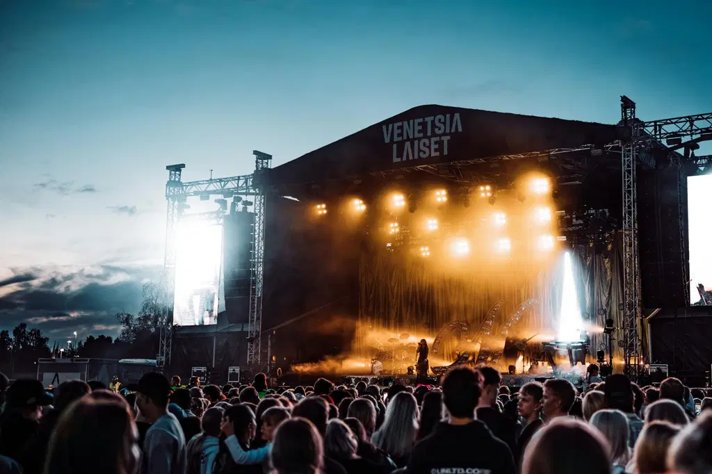 Mirella esiintymässä Venetsialaiset-festareilla yleisön edessä.
