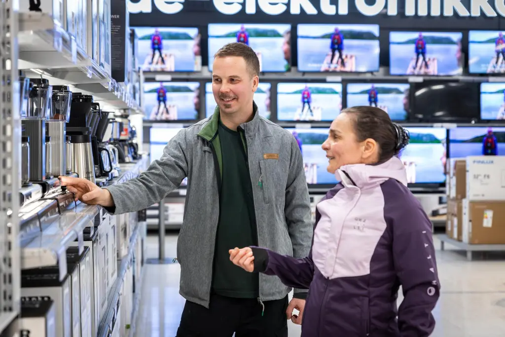 Prisma-myyjä neuvoo asiakasta kahvinkeittimen valinnassa.