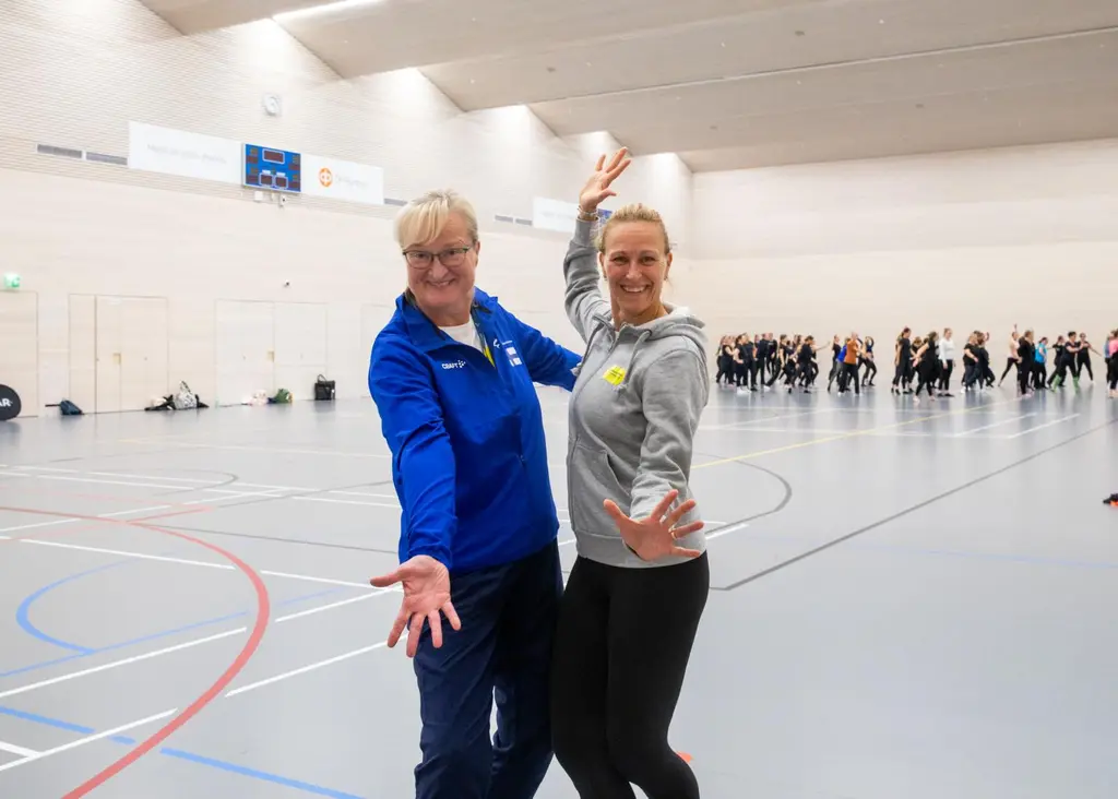Kenttäohjelmakoreografi Eerika Laalo-Häikiö ja voimisteluliiton Päivi Tamminen.