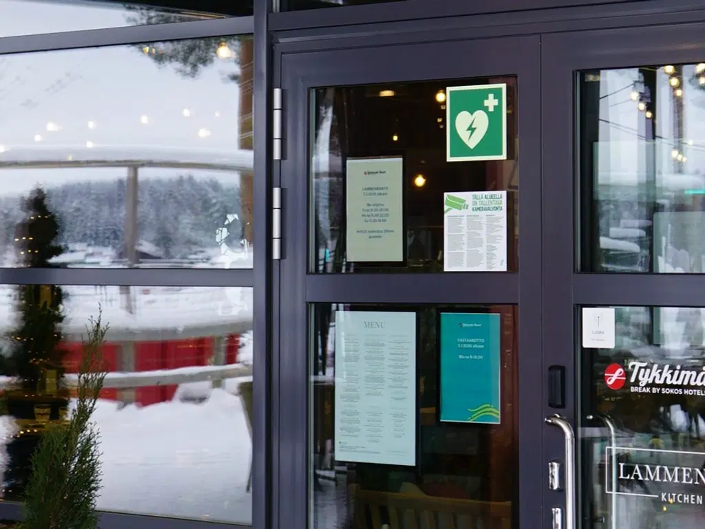 Sydäniskurin kyltti lasiovessa.