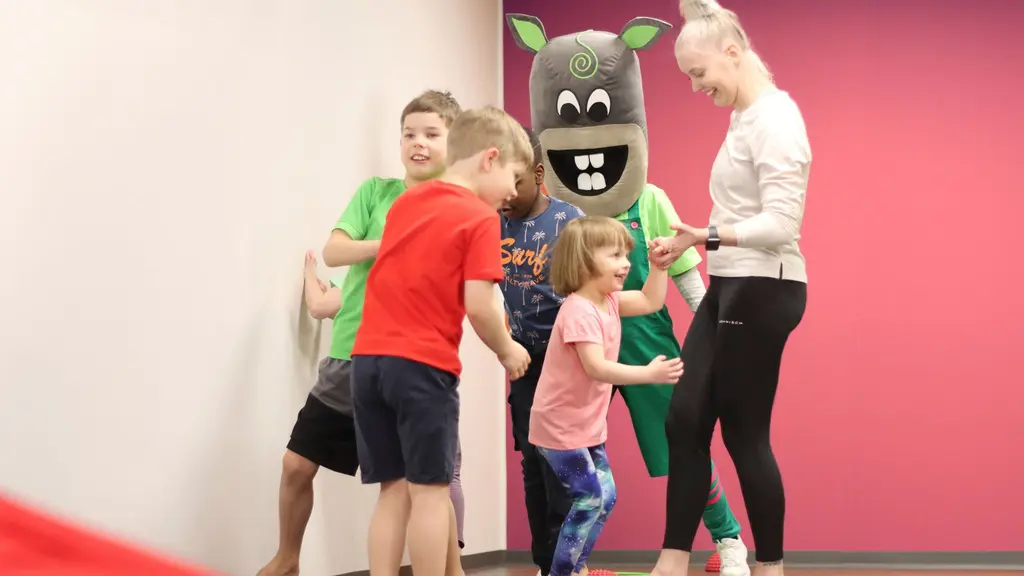 Ohjaaja, lapset ja Vomp-hahmo leikkivät