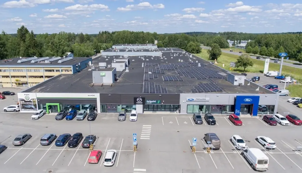 Yläviistosta otettu ilmakuva autoliikkeestä.