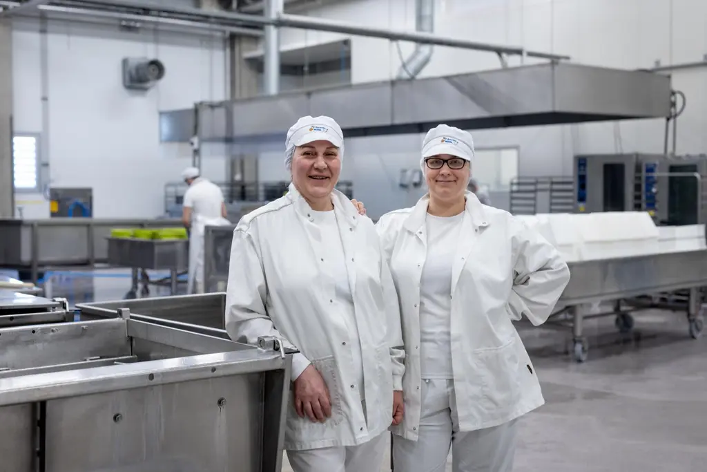 Kaksi Arctic Milkin työntekijää meijerissä.