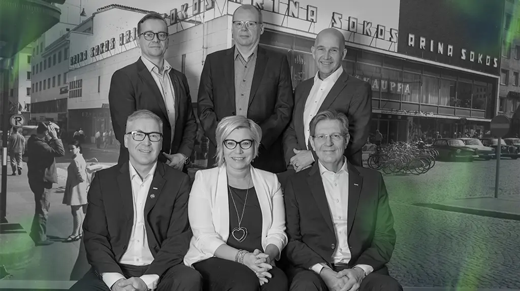 5 miestä ja 1 nainen poseeraavat kameralle hymyillen