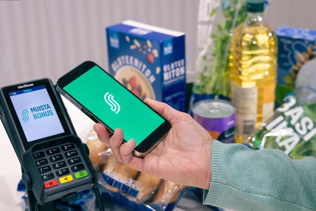 Asiakas maksaa kassalla S-mobiililla.