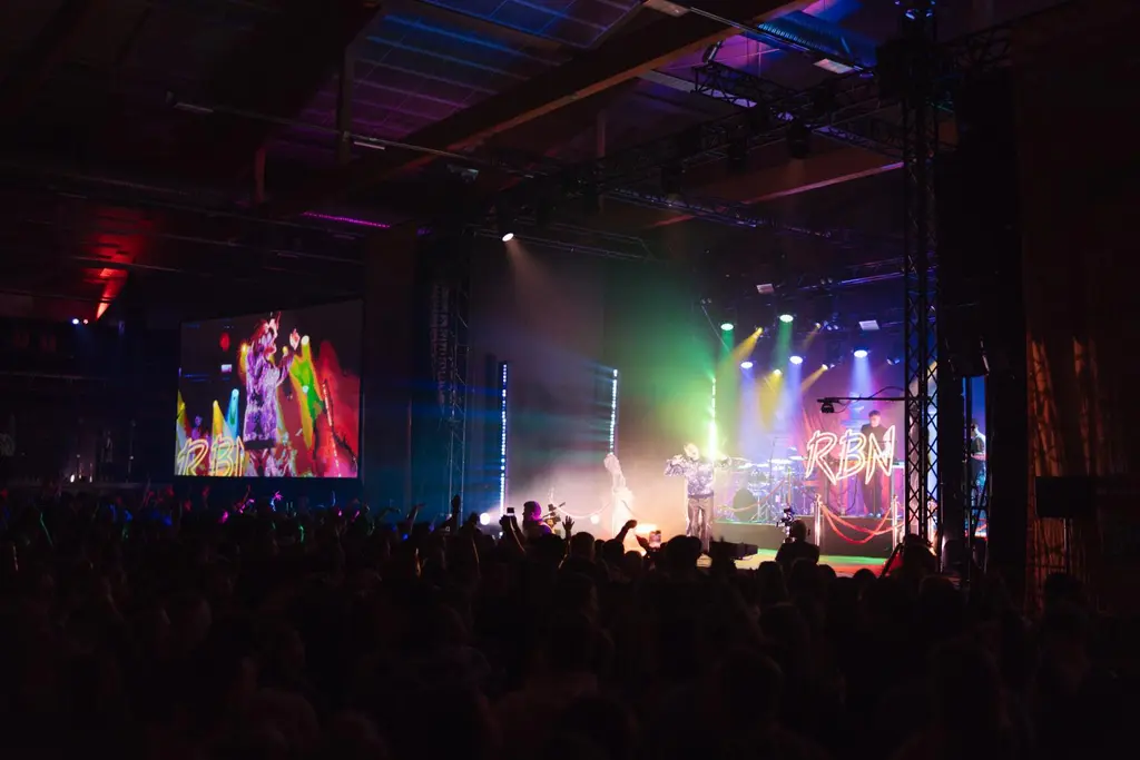 Robin tapahtuman esiintymässä lavalla yleisön edessä.