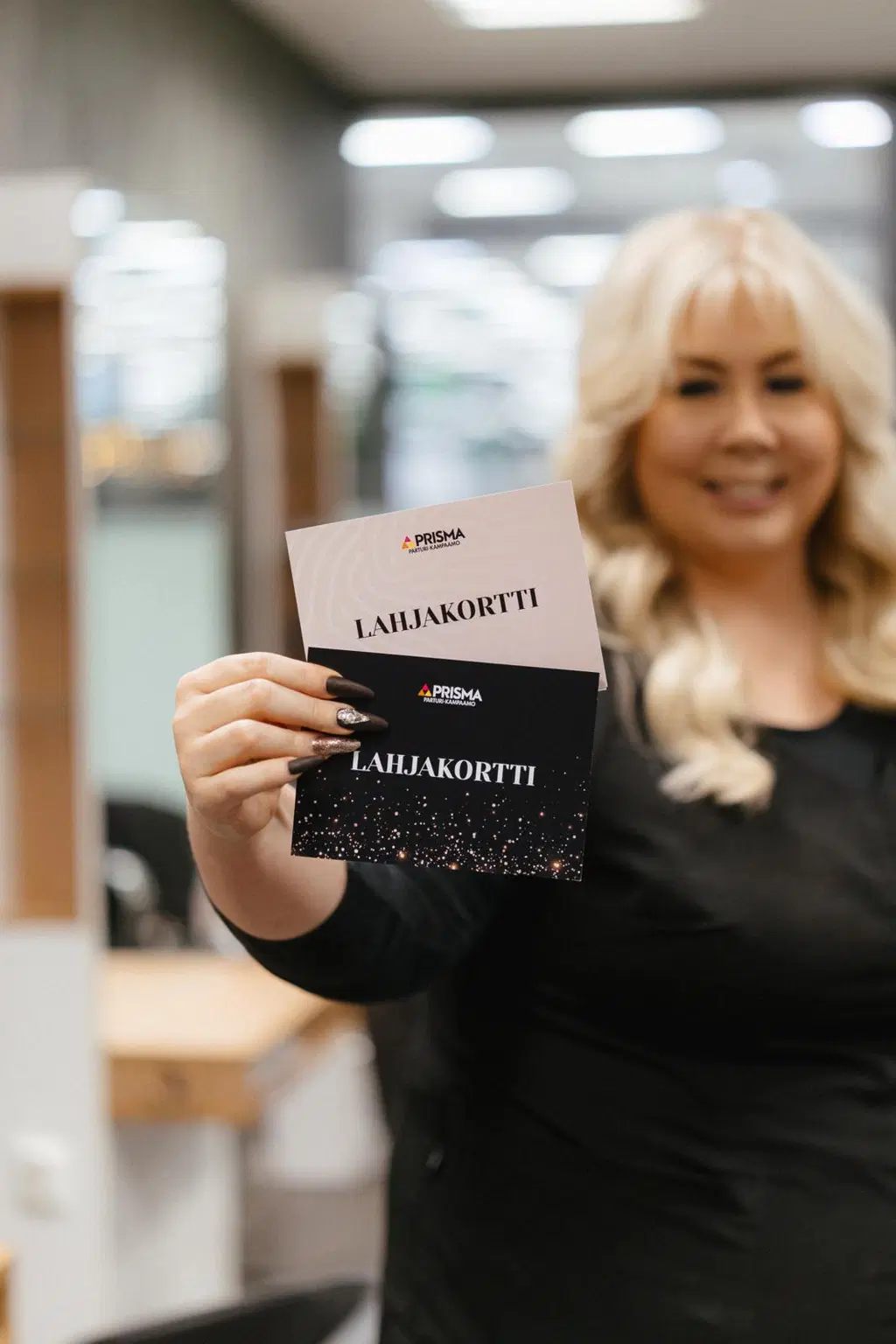 Henkilökunnalla on kädessä lahjakortit.