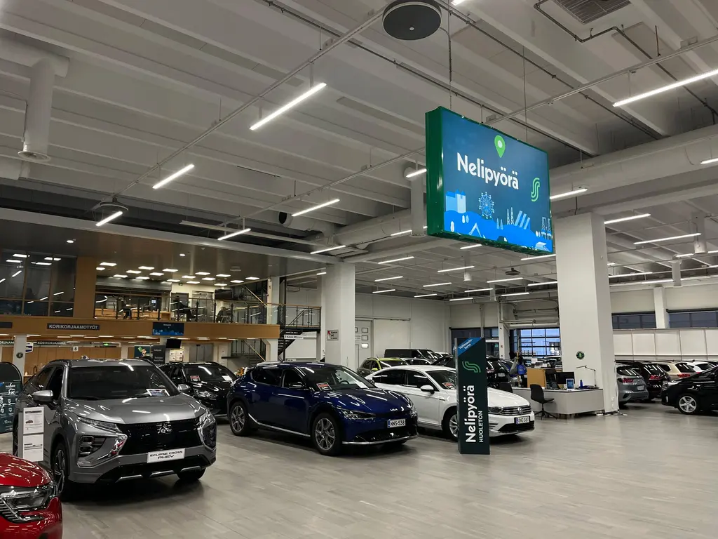 Uusia autoja autoliikkeen sisätiloissa.