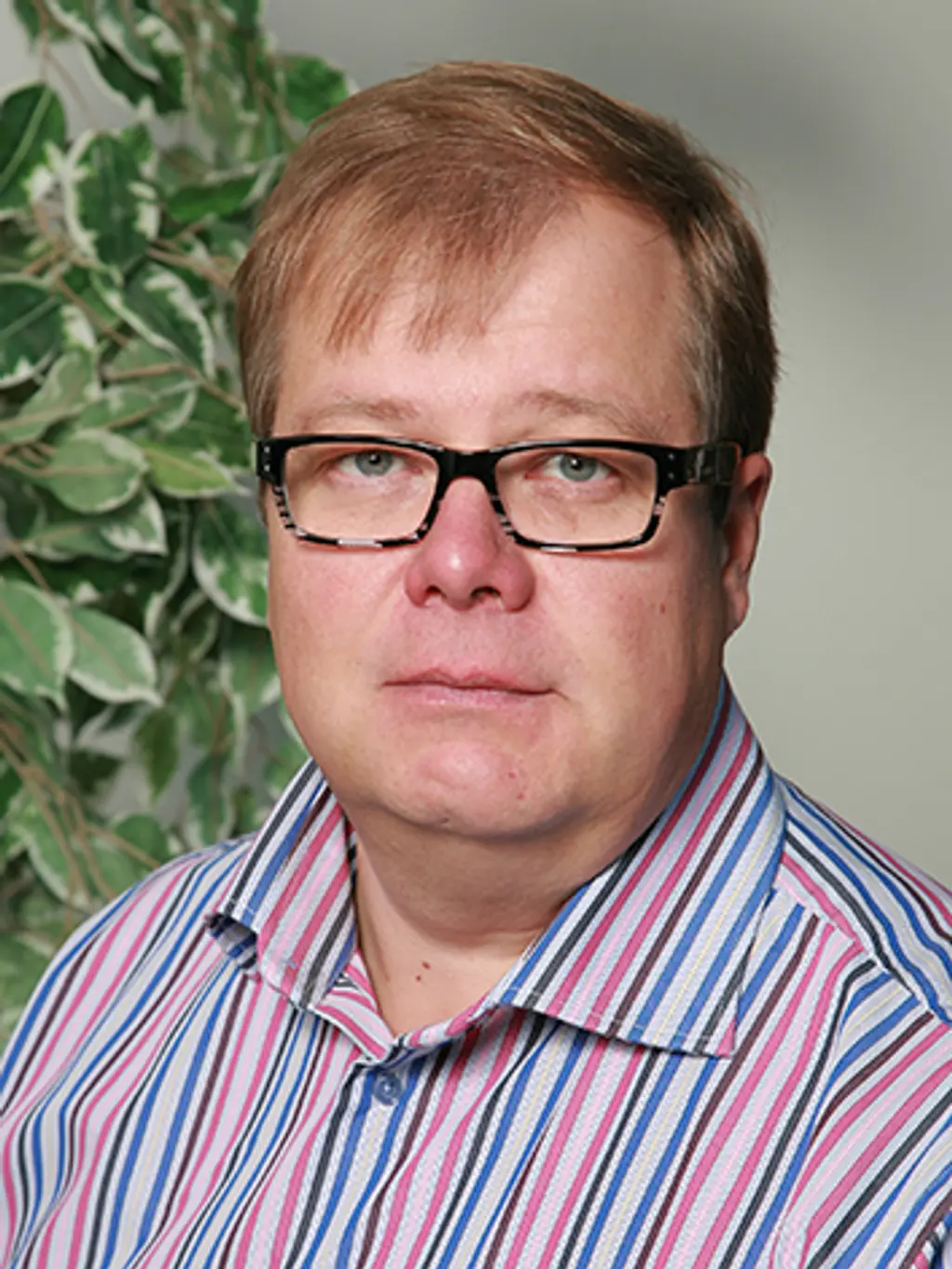 Mies katsoo kameraan