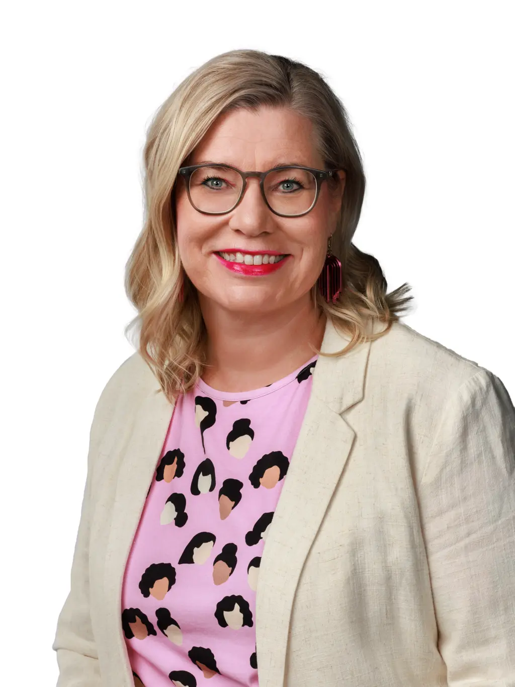 Arinan toimialajohtaja hymyilee kameraan