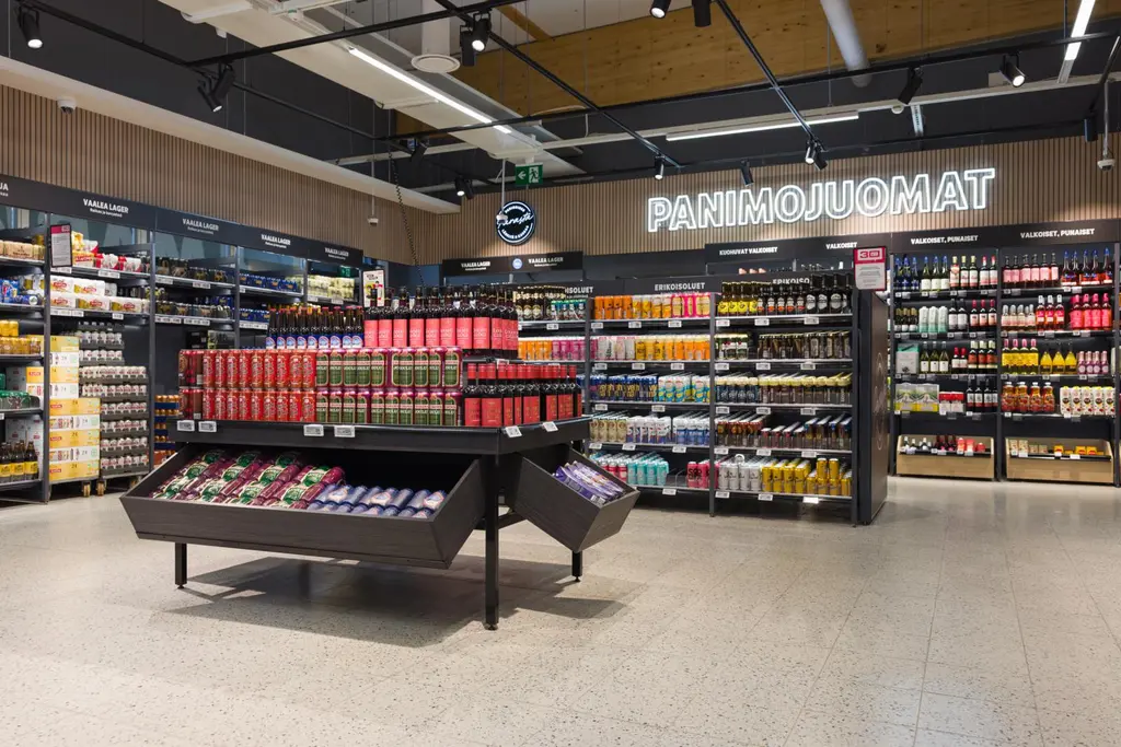 Uuden S-market Leinolan panimojuomien vaikuttava valikoima.