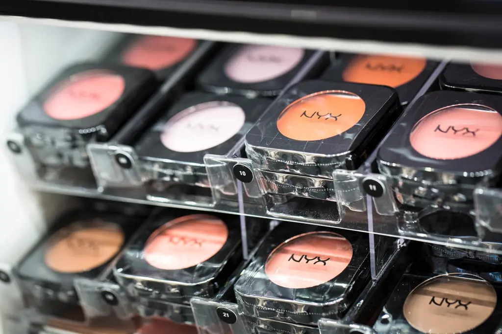 Luomimeikkejä esillä hyllyllä.