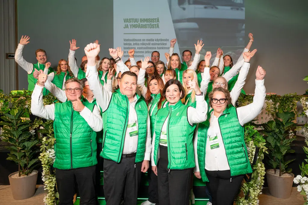 Meiranovalaiset tuulettamassa ja heiluttamassa kameralle Tuoteideat 2026 tapahtumassa