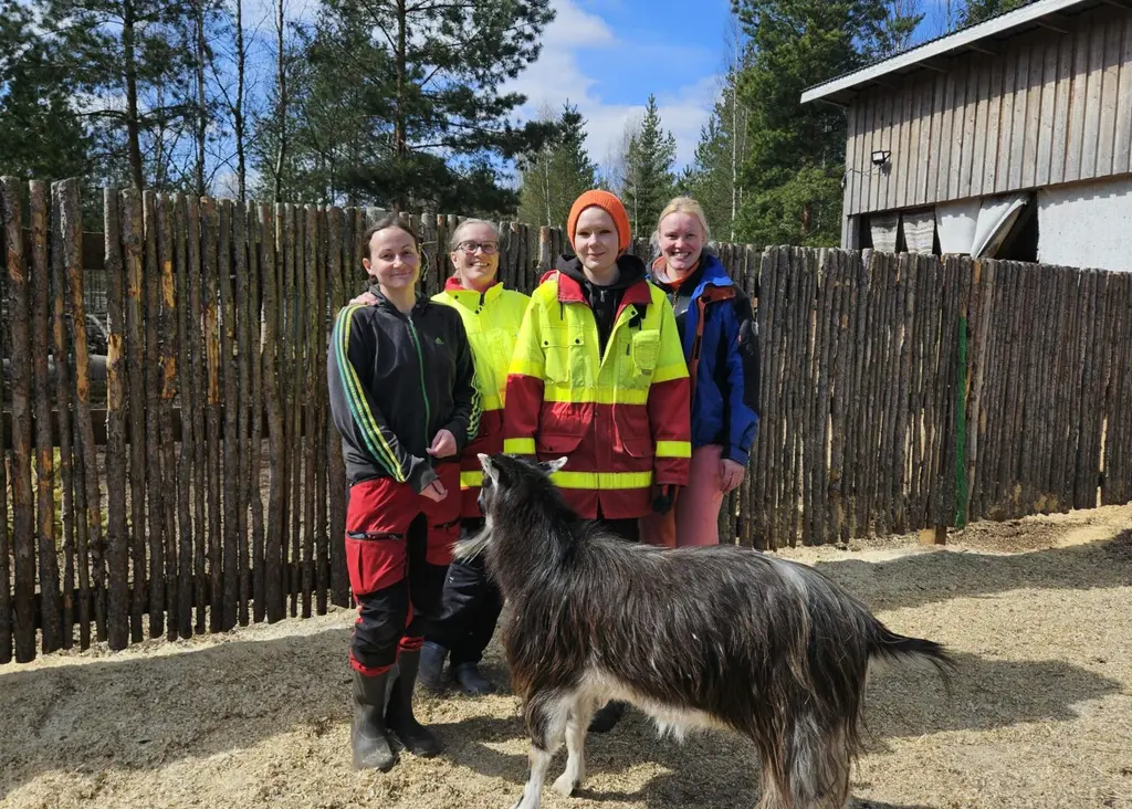 Kuvassa Eläinsuojeluyhdistys Kuuran puheenjohtaja Inge Krone, asukas Wictor Wladimir Caccinen ja Kuuran vapaaehtoistyöntekijöitä