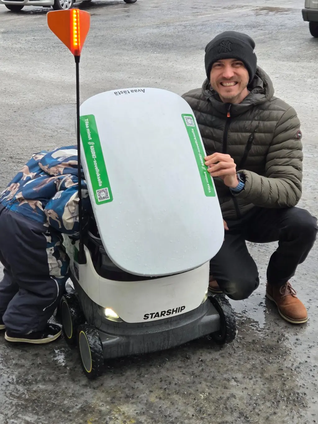 Marketpäällikkö Tuomas esitteli Fransille ruokarobottia