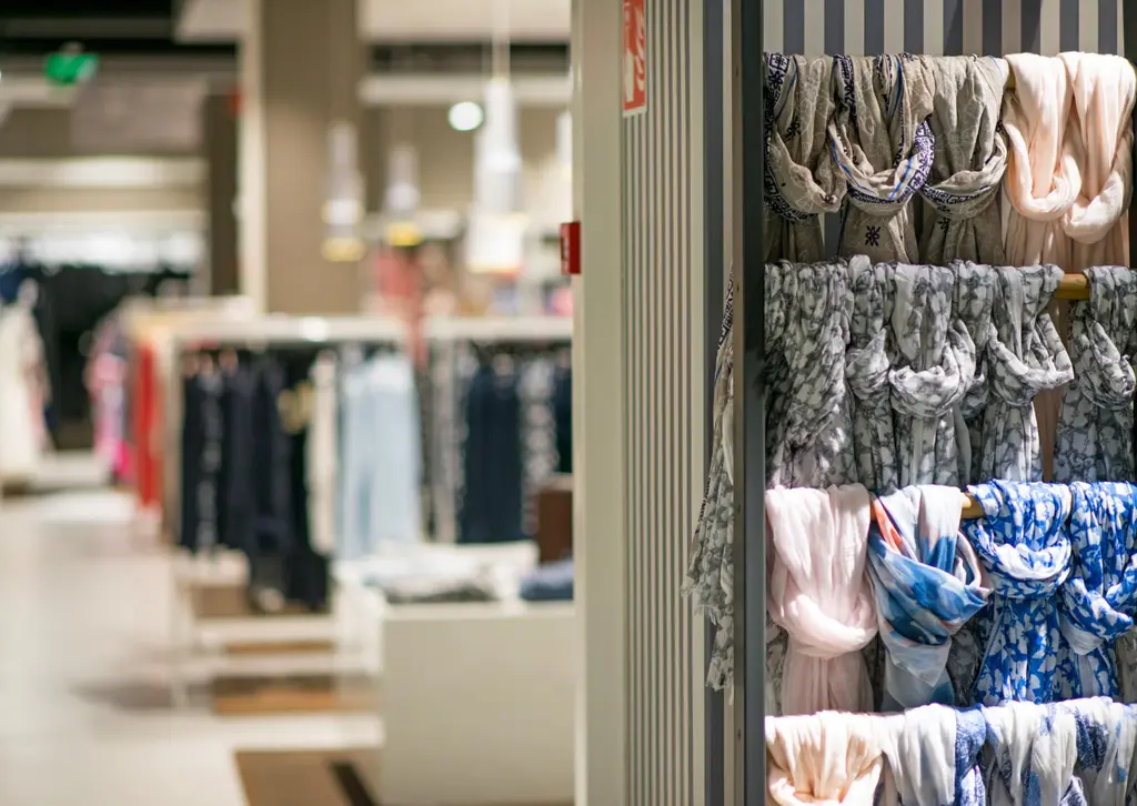 Vaatekaupan käytävää.