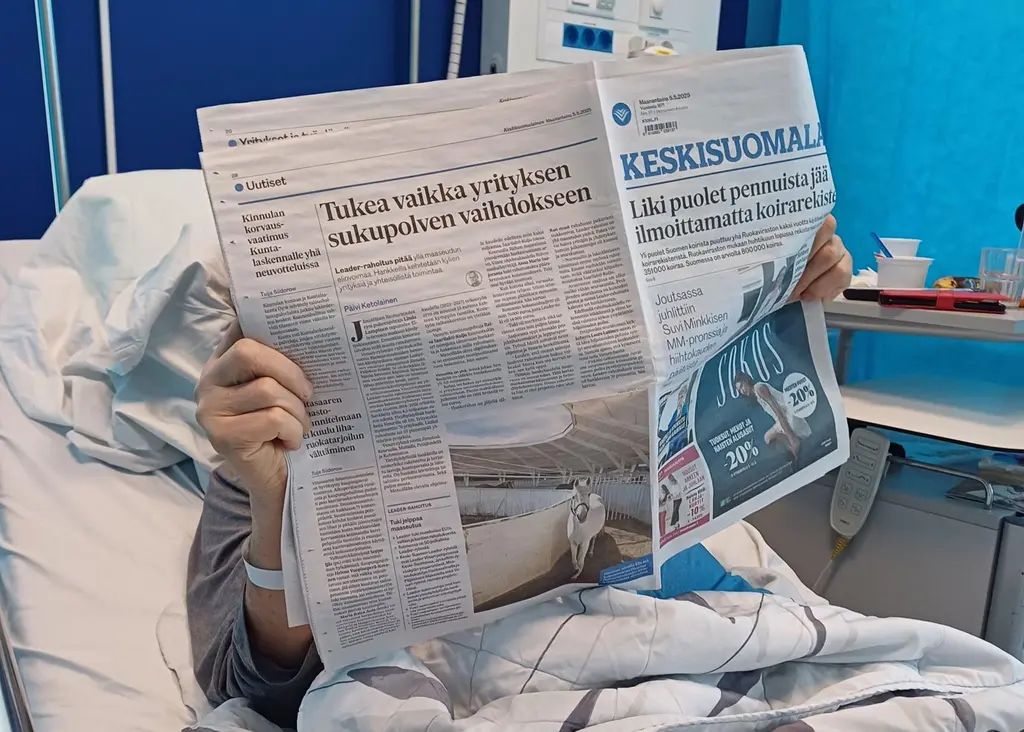 Potilas lukee paikallislehteä osastolla