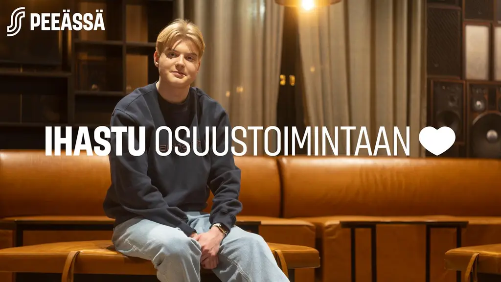 Nuori vaalea mies istuu hotellin aulassa