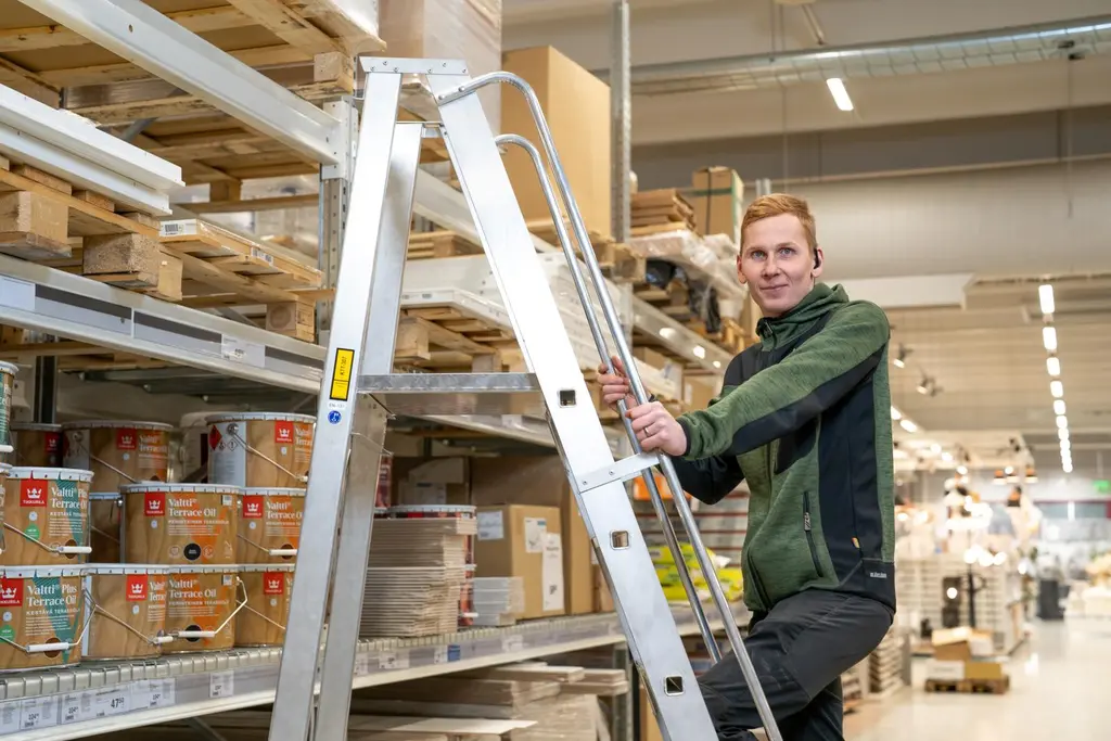 S-Raudan työntekijä kiipeämässä portaita
