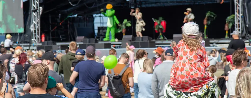 Lapsia katsomassa esitystä Mustakari Memories -lastenpäivässä 2024.