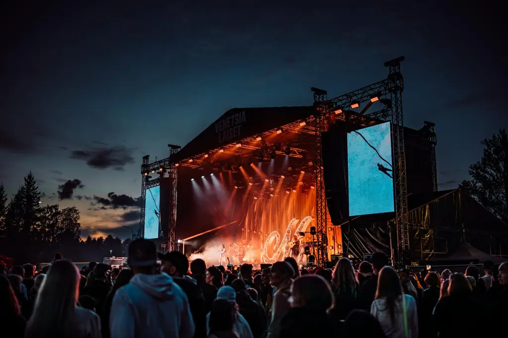 Venetsialaiset 2025 -tapahtuman iltakuva, jossa yleisöä etualalla ja esiintymislava näkyy kauempana.