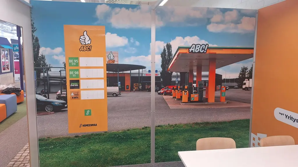 Yrityskylä Häme Alakoulun oppimisympäristön ABC-toimipaikka sisältäpäin kuvattuna.