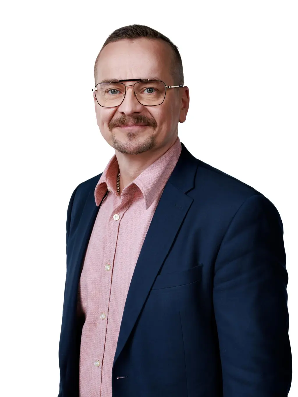 Arinan toimialajohtaja hymyilee kameraan