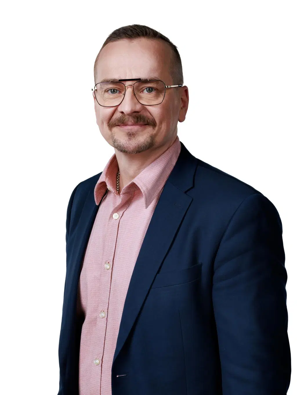 Arinan toimialajohtaja hymyilee kameraan