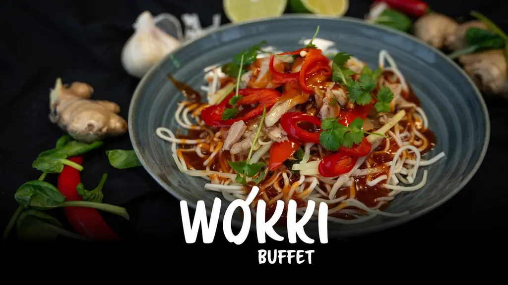 Lautasellinen wokkia ja chiliä.